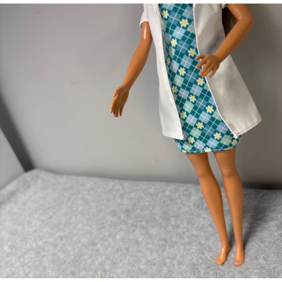 2015 Mattel Barbie You Can Be Anything Dentist Doll W/ Plaid Dress & White Jacke - Picture 4 of 5